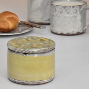 Handgetöpferte französische Butterdose aus Steinzeug – Piccolo Keramik.