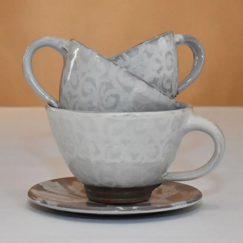 Keramiktassen & Becher - Handgetöpferte bauchige Keramiktasse ideal für Kaffee und Tee mit Unterteller aus Keramik und weiterem getöpferten Geschirr.