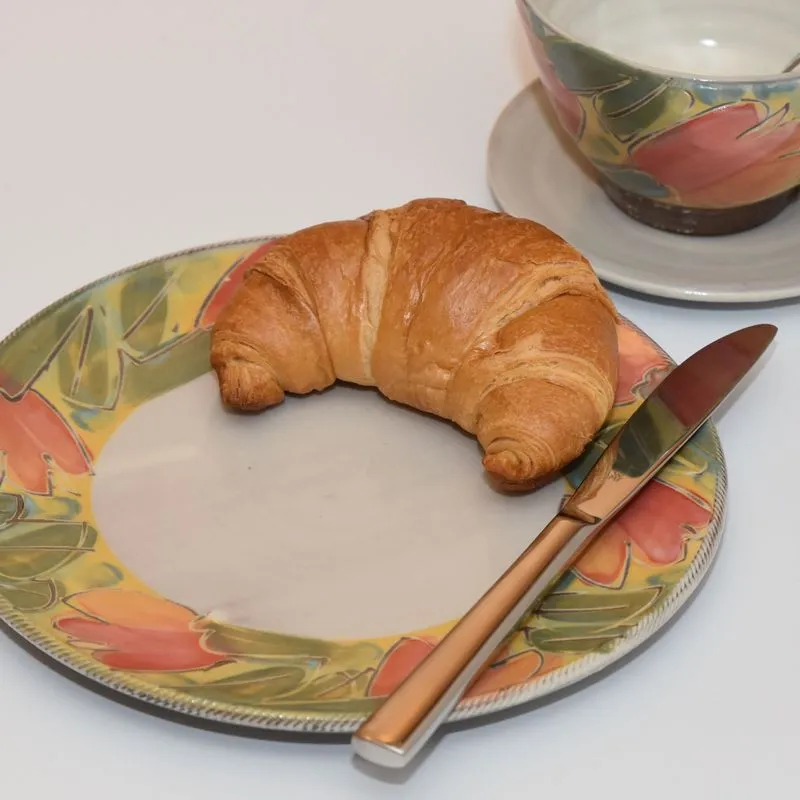 Keramikteller - Handgemachter, handgetöpferter Keramikteller mit Gebäck und Keramiktasse. Hergestellt von einer Töpferei in Sachsen.